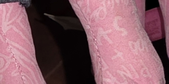 VINTAGE DOG PINK VICTORIAS SECRET 2006 ROCK ROLL GRAY SWEATER DOGGIE TAGS 🐶🥰 - Picture 11 of 12